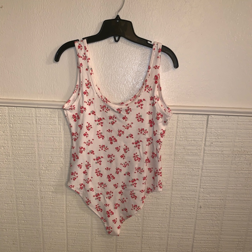 Sleeveless scoop neck flower print bodysuit